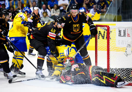 Frank Hordler, Tyskland, pressar ned Marcus Krüger, Sverige