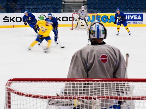 Laget tränar på kort bana över två mål. Viktor Fasth