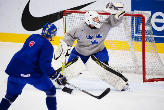 Viktor Fasth, målvakt, räddar ett skott