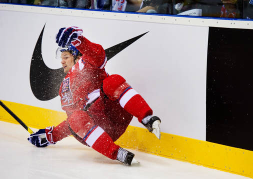 Patrik Elias, Tjeckien, kraschar in i sargen
