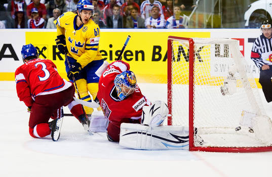 Mikael Backlund, Sverige, ser 1-3-pucken gå in bakom