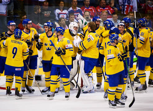 De svenska spelarna jublar när det står klart att Sverige