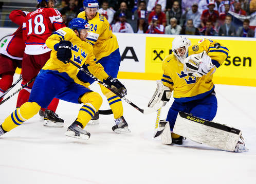 Daniel Fernholm och Staffan Kronwall ser ett skott räddas