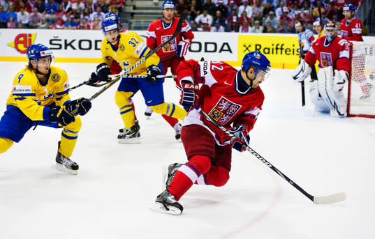 Mattias Tedenby, Sverige, jagar Tomas Plekanec, Tjeckien,