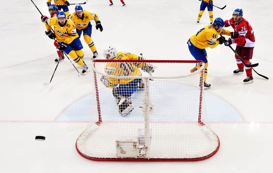 Pucken går förbi Viktor Fasth, målvakt, Sverige