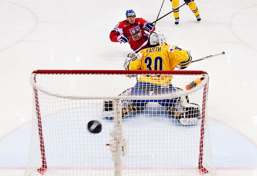 Patrik Elias, Tjeckien, skjuter över Viktor Fasth,