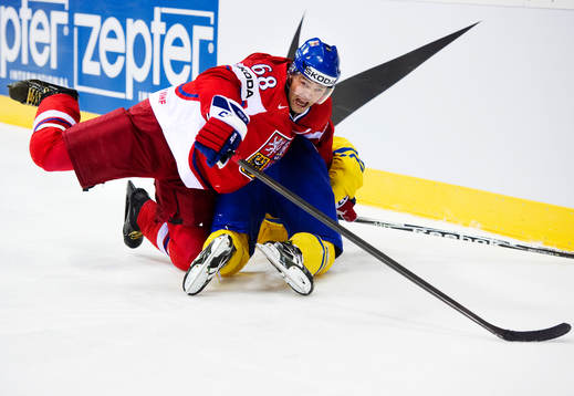 Jaromir Jagr, Tjeckien, sitter fast i Carl Gunnarsson,