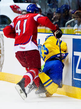 Martin Skoula, Tjeckien, tacklar Niklas Persson, Sverige