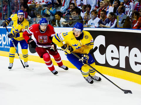 Loui Eriksson, Sverige, kontrollerar pucken framför Martin