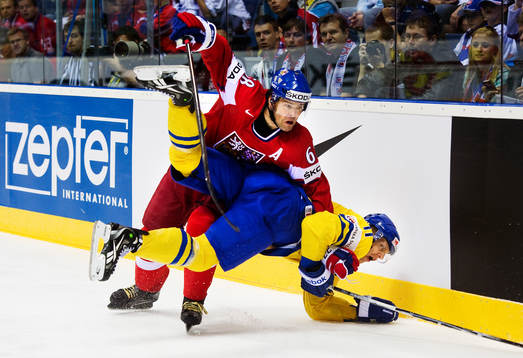 Jaromir Jagr, Tjeckien, trycker ner Carl Gunnarsson, Sverige