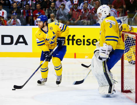 David Petrasek, Sverige, har pucken i egen zon