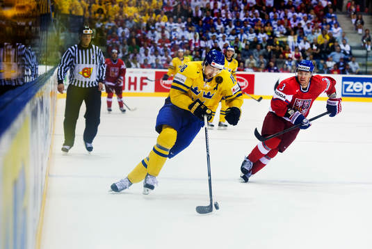 Patrik Berglund, Sverige, tar sig förbi Marek Zidlicky,