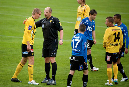 Patrik Rosengren, Mjällby slår sig blodig och domare