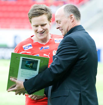 Mattias Johansson, Kalmar, får pris av Svenska Spel
