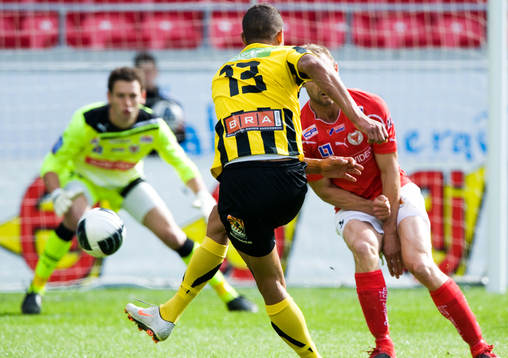 Mathias Ranegie, Häcken, skjuter mot Etrit Berisha, Kalmar