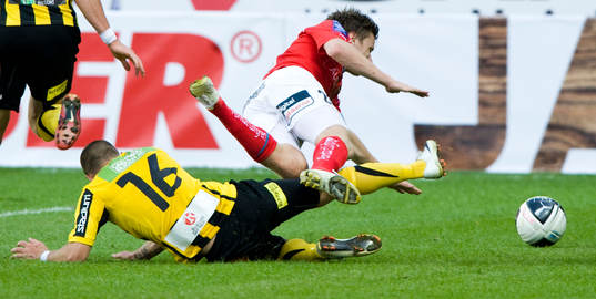 Tibor Joza, Häcken, fäller Mattias Johansson, Kalmar