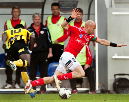 spelare som krockar, John Chibuike, Häcken mot Henrik