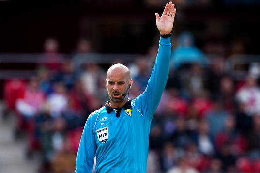 Stefan Johannesson, domare, vinkar offside