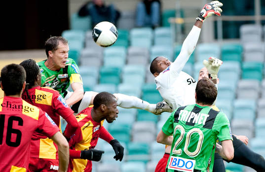 Dwayne Miller, målvakt Syrianska missar bollen som leder