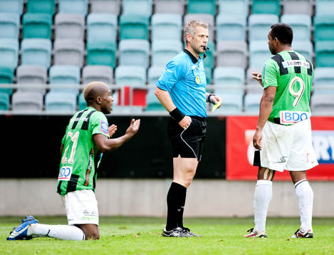 Eric Bassombeng, Gais, får gult kort för filmning av