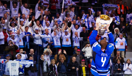 Mikko Koivu, Finland, håller upp pokalen mot publiken.