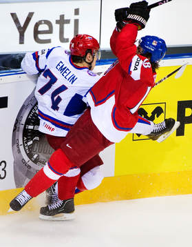 Alexei Yemelin, Ryssland, tacklas hårt av Michael Frolik,