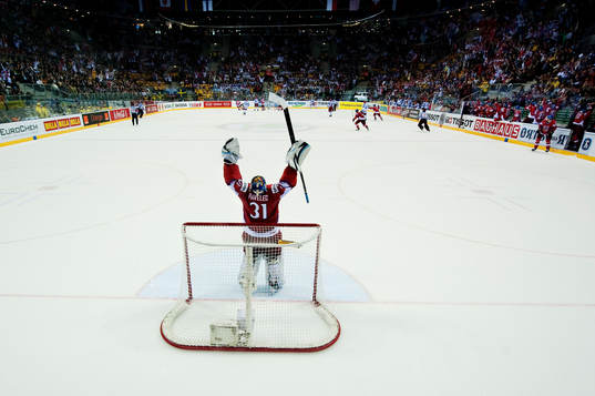 Ondrej Pavelec, målvakt, Tjeckien, sträcker armarna i