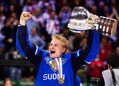 Niko Kapanen, Finland, höjer bucklan och skriker ut sin