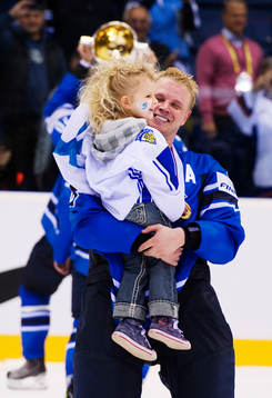 Lasse Kukkonen, Finland, håller upp sin dotter Wilma.