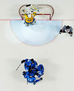 Medan Viktor Fasth, målvakt, Sverige, deppar