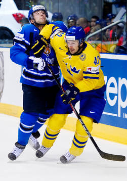 Jarkko Immonen, Finland, får en propp av Jimmie Ericsson,