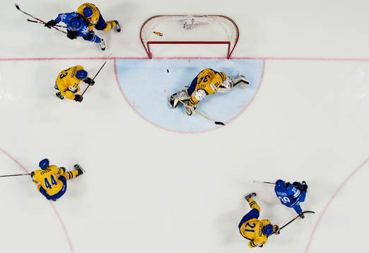 Niko Kapanen, Finland, skjuter in 1-3 bakom Viktor Fasth,