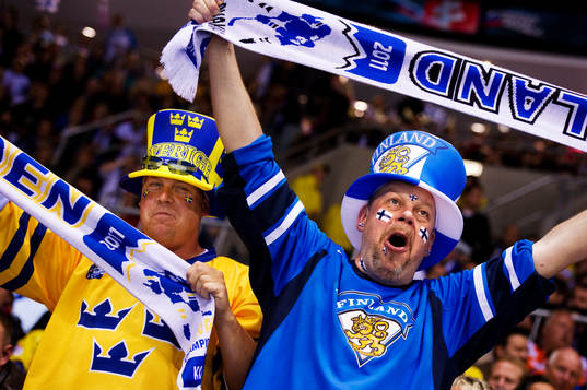 Ett svenskt och finskt fan. Supporter