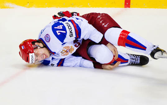 Alexei Yemelin, Ryssland, ligger ner och har ont. Skada