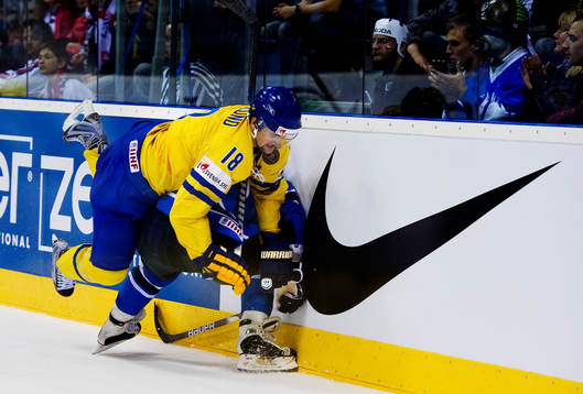 Patrik Berglund, Sverige, tacklar Mikael Granlund, Finland