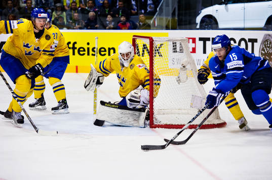 Tuomo Ruutu, Finland, rundar kassen och oroar Viktor Fasth,
