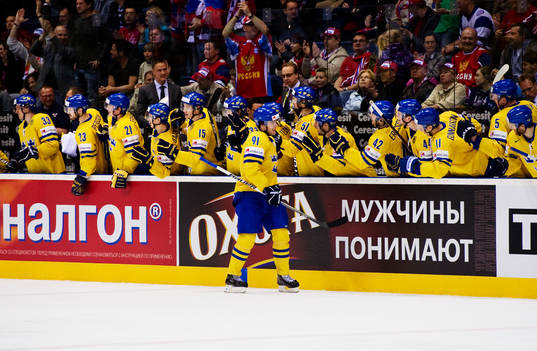 Magnus Pääjärvi, Sverige, gratuleras till sitt 1-0-mål