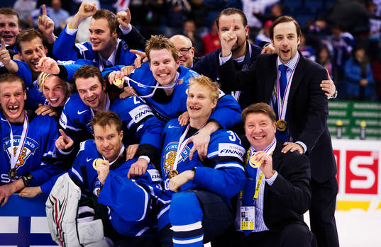 Jari Kurri, general manager, Finland, håller upp sin