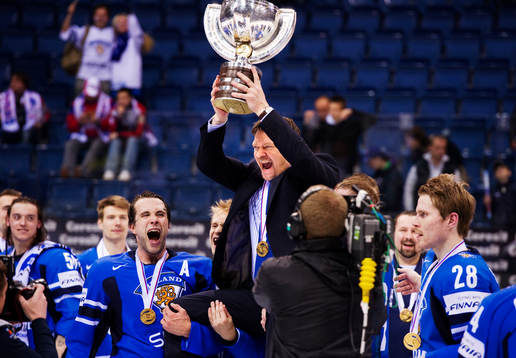 Jukka Jalonen, tränare, Finland, håller upp VM-pokalen