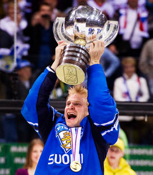 Niko Kapanen, Finland, höjer VM-pokalen. Jubel, glädje,