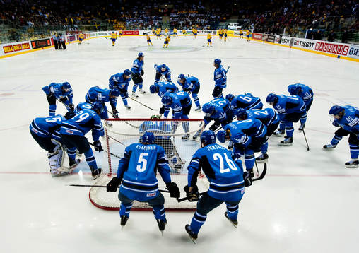 De finska spelarna är samlade runt Petri Vehanen,