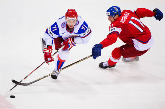 Ilya Kovalchuk, Ryssland, utmanas av Petr Hubacek, Tjeckien