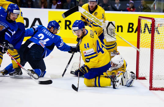 Rörigt framför Viktor Fasth, målvakt, Sverige