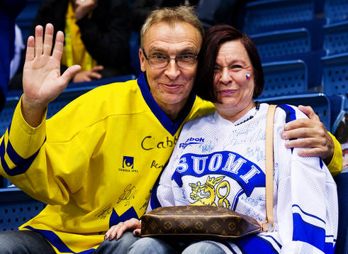 Ett svenskt och finskt fan innan matchstart