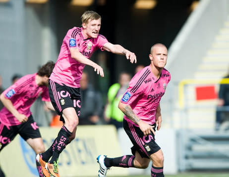 2-2 Ragnar Sigurdsson, Göteborg, som grattas av Sebastian