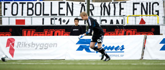 Banderoll, "Fotbollen är inte enig"