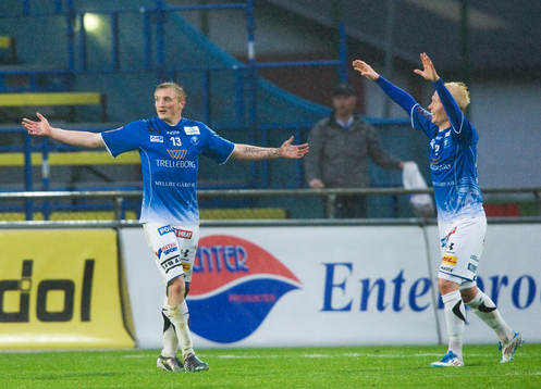 2-0 Fredrik Jensen, Trelleborg, som grattas av Mattias