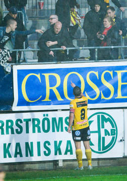 Anders Svensson lugnar en aggresiv supporter på läktaren