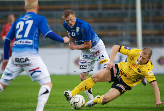 Fredrik Jensen, Trelleborg, tacklar Andreas Augustsson,