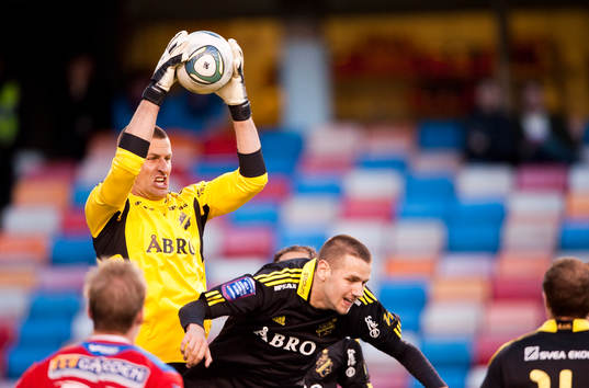 Ivan Turina, målvakt AIK plockar ned bollen
